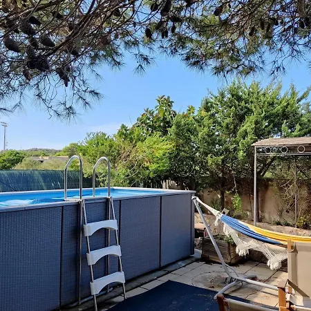 With Pool Su Preppa 's Aus Vila